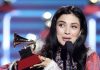 EMOCIONADA MON LAFERTE RECIBIR SU PRIMER GRAMMY