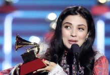 EMOCIONADA MON LAFERTE RECIBIR SU PRIMER GRAMMY