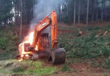 DOS BUSES Y UNA RETROEXCAVADORA INCENDIADOS AL INICIO DE LA JORNADA ELECTORAL