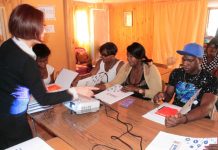 Comunidad haitiana de Huertos Familiares aprende español con el aporte de División Andina