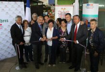 Autoridades junto a locatarios inauguran mejoramiento de feria central de Yungay
