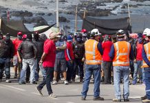 TRABAJADORES DE MINERA ESCONDIDA INICIAN PARO TRAS ANUNCIO DE DESPIDOS