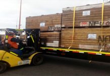 Seremi de Salud supervisa traslado de neumáticos fuera de uso de Isla de Pascua para evitar presencia de mosquito Nao Nao