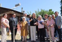 Adultos mayores de San Felipe se duchan con agua caliente gracias al sol