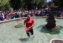 Alcalde de Calle Larga Nelson Venegas cumple con apuesta a su par andino y se lanzó a la pileta