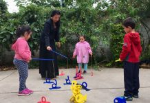 Niños y niñas rescatan tradiciones locales a través de juegos típicos