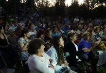 Julio Milostich y Alessandra Guerzoni hicieron reír a las más de cuatrocientas personas que disfrutaron de la obra “Tenías que ser tú” en el Centro Cultural Pedro Aguirre Cerda