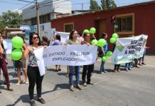 Trabajadores a honorarios de la Municipalidad de Calle Larga se movilizan en rechazo a la cotización obligatoria
