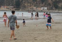 Vecinos y vecinas de Calle Larga disfrutan de la playa gracias a iniciativa Municipal