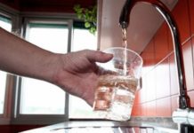 AGUA CONTAMINADA EN LAS CONDES Y LA REINA, DESCONOCIDOS HABRÍAN VACIADO DESECHOS DE BAÑOS QUÍMICOS A UN ACUEDUCTO DE AGUA POTABLE.