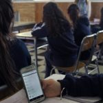 ¿Cómo afrontar la nueva Ley que prohibirá el uso de celulares en salas de clases?: Conoce las recomendaciones para padres y colegios