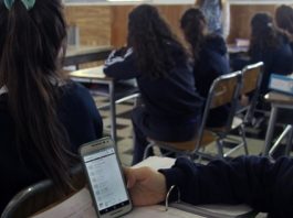 ¿Cómo afrontar la nueva Ley que prohibirá el uso de celulares en salas de clases?: Conoce las recomendaciones para padres y colegios
