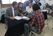 En Escuela Mateo Cokljat se realizó clínica jurídica para acercar estos trámites a los vecinos del sector de Tierras Blancas