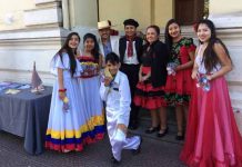 Los Andes: Alumnos del Colegio Claudio Gay regalan separadores de libros aportando a la migración e inclusión.