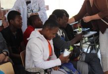 Huerto comunitario de Hospital Santo Tomás de Limache acoge a numerosos migrantes haitianos