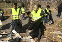 Alumnos del Pascual Baburizza con apoyo de la Municipalidad de Calle Larga realizan limpieza de calle El Topón