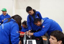 Alumnos de taller de robótica del Liceo Cordillera avanzan en investigación científica y en la programación de robots