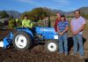 Quillota: agricultores de pueblo indio trabajan con tractor asociativo