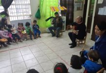 Con ingeniosos violines de cartón párvulos viñamarinos se acercan a la música y desarrollan su creatividad