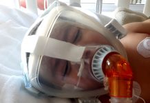 IMÁGENES DE FUERTE IMPACTO: Padres rinconadinos deben pernoctar en su auto para poder acompañar a su pequeño hijo de un año que se encuentra grave en una clínica en Santiago