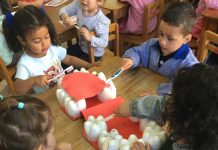 Transforman botellas en muelas para enseñar sobre salud bucal y fomentar reciclaje