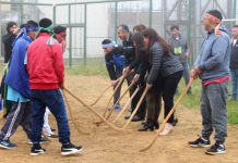 Internos mapuches practican chueca en la cárcel de Valparaíso