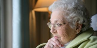 Redes de apoyo 60+: En Chile 530 mil adultos mayores viven solos y el 32% no tiene amigos