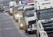 CAMIONEROS AMENAZAN CON TOMARSE LAS CARRETERAS ANTE ATAQUES INCENDIARIOS