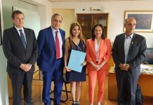 Parlamentarios presentan proyecto que busca liberar la funcionalidad de radio en teléfonos inteligentes