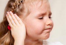 Aguas contaminadas en balnearios y piscinas, el germen de las otitis en verano