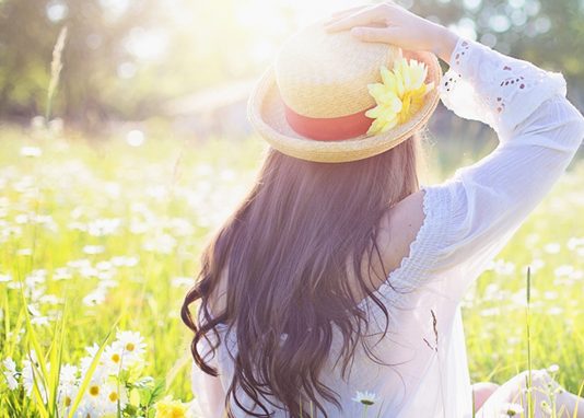 ¿Tu cepillo tiene más pelo de lo habitual? Por qué el otoño es el «momento de la verdad» para tu salud capilar