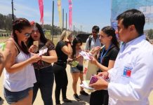 Refuerzan campaña de prevención de VIH SIDA con entrega de preservativos en fiesta electrónica en Viña del Mar