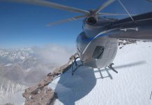 Piloto de pruebas Alexander Neuhaus logró por primera vez que un helicóptero bimotor aterrizar en la cima del Cerro Aconcagua