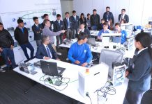 Estudiantes de establecimientos técnicos de San Felipe y Calle Larga visitan instalaciones de Siemens en Santiago
