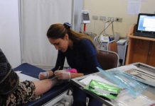 Los Andes: Cesfam Centenario implementa programa de curación de úlceras venosas con insumos gratuitos para los usuarios