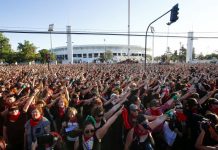 “EL VIOLADOR ERES TÚ”: MASIVA INTERVENCIÓN DE MUJERES “SENIORS” EN EL EXTERIOR DEL ESTADIO NACIONAL