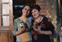 CASABLANCA: MADRE E HIJA MANTIENEN VIVA CENTENARIA PRODUCCIÓN DE ABEJAS