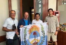 Gobernador de Los Andes recibe a montañistas que comienzan expedición a pie por las antiguas vías del Tren Trasandino, desde Chile hacia Argentina.