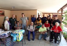 Usuarios del CET de Putaendo regalan útiles de aseo a abuelitos de hogar de ancianos
