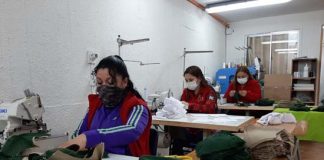 GENDARMES RECIBEN MASCARILLAS CONFECCIONADAS POR INTERNOS