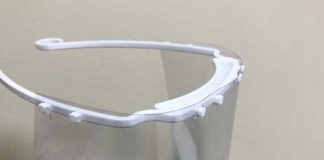 Escudos faciales creados por miembros de Robótica de Calle Larga son entregados a funcionarios del CESFAM local