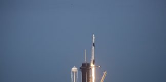 VIDEO / HISTÓRICO DESPEGUE DE COHETE DE SPACEX PONE A DOS ASTRONAUTAS RUMBO AL ESPACIO