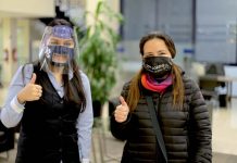 Banco de Chile dispone mascarillas especiales en su red de sucursales para atender a personas con discapacidad auditiva