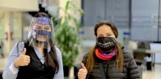 Banco de Chile dispone mascarillas especiales en su red de sucursales para atender a personas con discapacidad auditiva