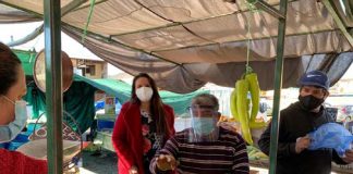 Municipio y Asociación de Comerciantes entregan escudos faciales a comerciantes de la feria de Calle Larga