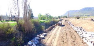 Obras de construcción de muro de enrocado del estero Pocuro presentan un 45 por ciento de avance