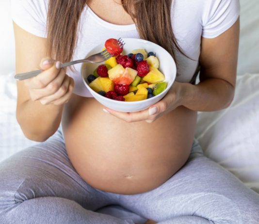 Experta alerta sobre el parto natural sin acompañamiento profesional: los errores que pueden poner en riesgo la vida