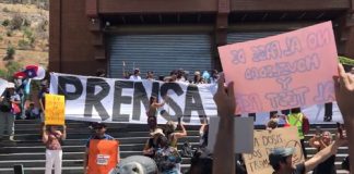 COLECTIVO “ANTIVACUNA” INGRESÓ A LA FUERZA A CANAL 13: GOBIERNO CONDENÓ ACTUAR