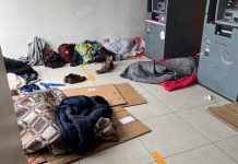 Personas en situación de calle duermen al interior de cajeros automáticos en Viña del Mar.