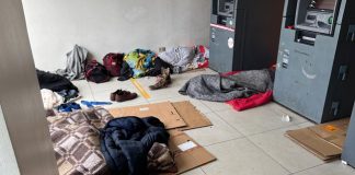 Personas en situación de calle duermen al interior de cajeros automáticos en Viña del Mar.